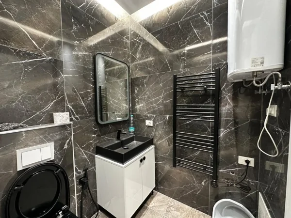 Tirane, jepet me qera apartament 2+1+Ballkon Kati 4, 105 m² 1.000 € (Rruga Dibres)