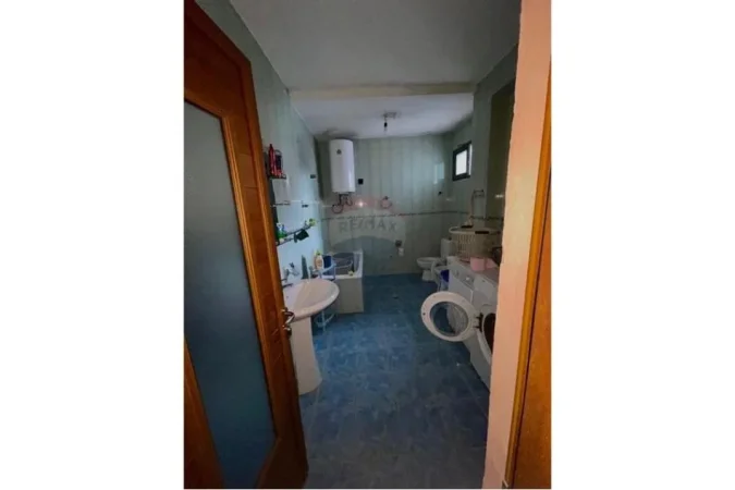 Tirane, jepet me qera apartament 2+1 Kati 2, 140 m² 350 € (Ali Demi)