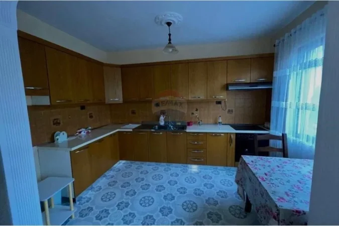 Tirane, jepet me qera apartament 2+1 Kati 2, 140 m² 350 € (Ali Demi)