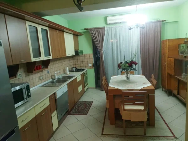 Tirane, jepet me qera apartament 2+1 Kati 2, 120 m² 55.000 € (Ish Tregu Elektrik)