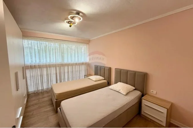 Tirane, jepet me qera apartament duplex 3+1 Kati 1, 175 m² 550 € (Fresk)