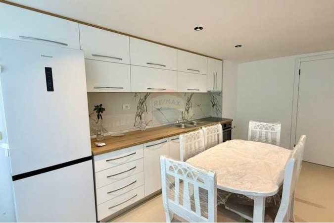 Tirane, jepet me qera apartament duplex 3+1 Kati 1, 175 m² 550 € (Fresk)