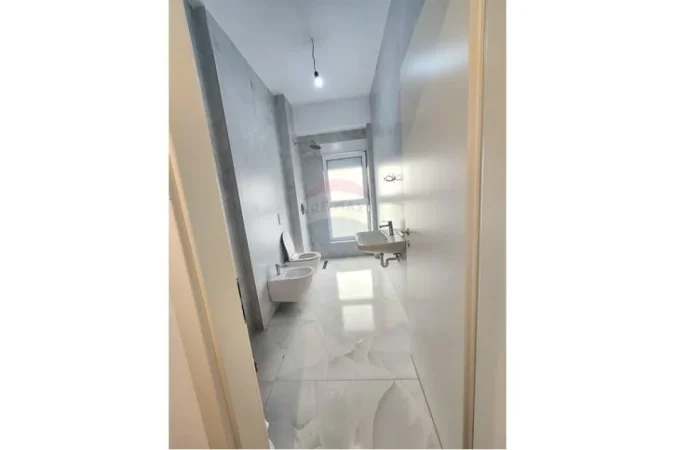 Tirane, jepet me qera apartament 1+1 Kati 2, 67 m² 400 € (Ali Demi)