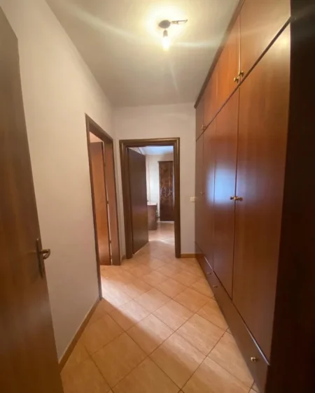 Tirane, jepet me qera apartament Kati 3, 90 m² 350 € (Kompleksi Malajzian)