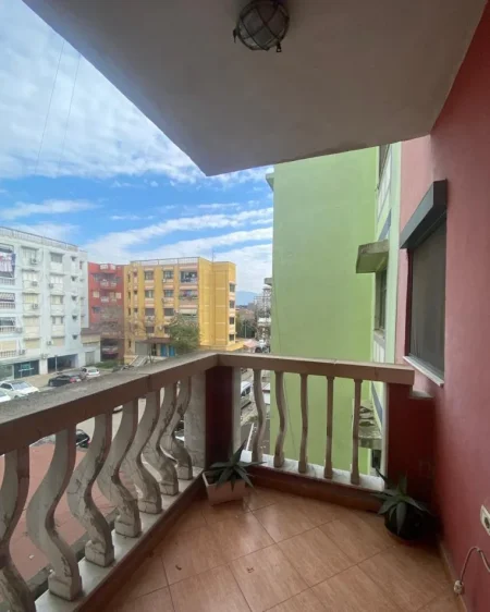 Tirane, jepet me qera apartament Kati 3, 90 m² 350 € (Kompleksi Malajzian)