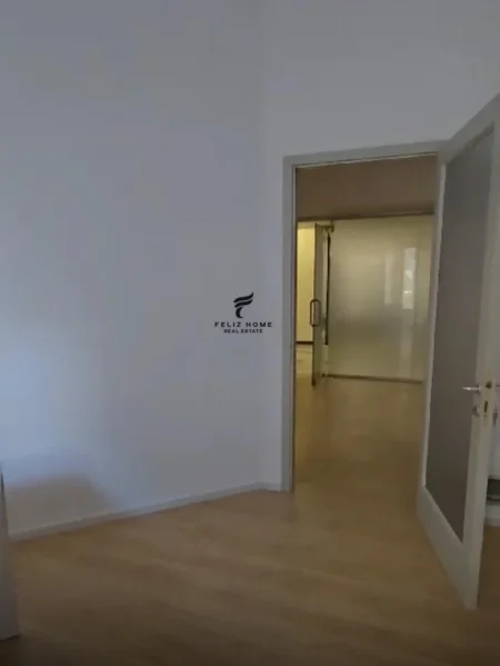 Tirane, jepet me qera zyre Kati 1, 80 m² 1.400 € (QENDER)