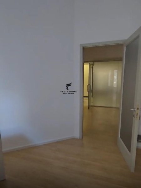 Tirane, jepet me qera zyre Kati 1, 80 m² 1.400 € (QENDER)