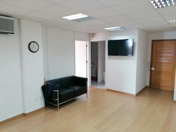 Tirane, jepet me qera zyre Kati 1, 80 m² 1.150 € (myslym shyri)