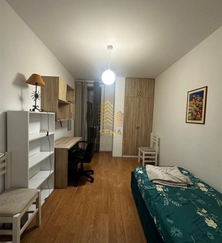Tirane, jepet me qera apartament 2+1+Ballkon , 700 € (Kompleksi Fiori di bosko)