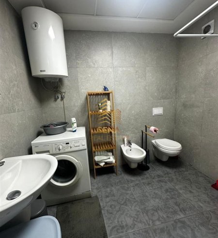 Tirane, jepet me qera apartament 2+1+Ballkon , 700 € (Kompleksi Fiori di bosko)