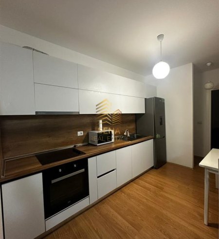 Tirane, jepet me qera apartament 2+1+Ballkon , 700 € (Kompleksi Fiori di bosko)
