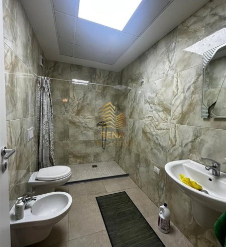 Tirane, jepet me qera apartament 2+1+Ballkon , 700 € (Kompleksi Fiori di bosko)