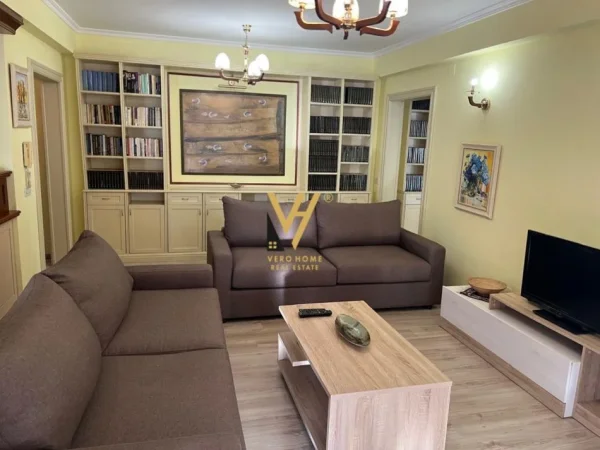 Tirane, jepet me qera apartament 3+1+Ballkon Kati 4, 150 m² 1.000 € (STACIONI I TRENIT)