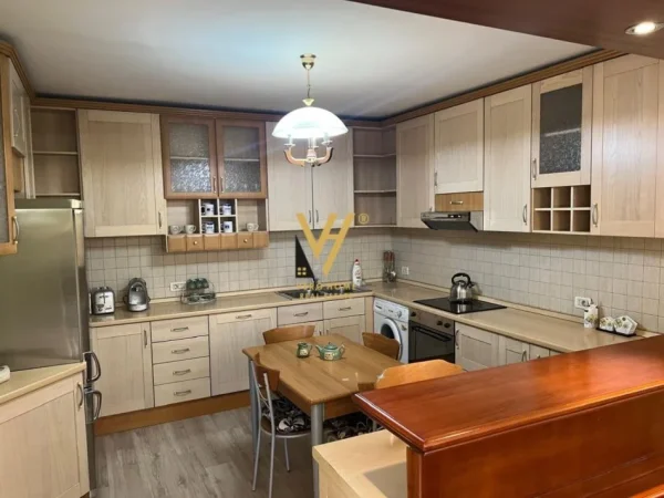 Tirane, jepet me qera apartament 3+1+Ballkon Kati 4, 150 m² 1.000 € (STACIONI I TRENIT)