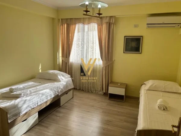 Tirane, jepet me qera apartament 3+1+Ballkon Kati 4, 150 m² 1.000 € (STACIONI I TRENIT)