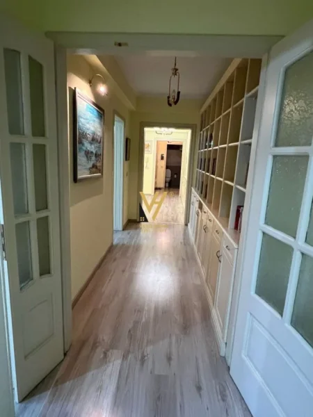 Tirane, jepet me qera apartament 3+1+Ballkon Kati 4, 150 m² 1.000 € (STACIONI I TRENIT)