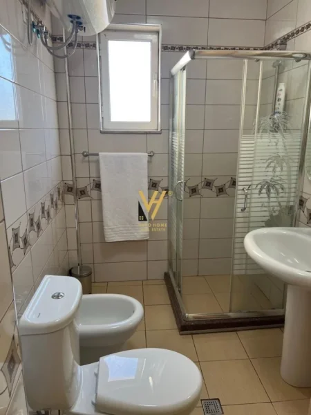 Tirane, jepet me qera apartament 3+1+Ballkon Kati 4, 150 m² 1.000 € (STACIONI I TRENIT)