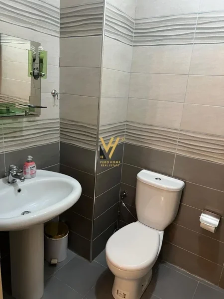 Tirane, jepet me qera apartament 3+1+Ballkon Kati 4, 150 m² 1.000 € (STACIONI I TRENIT)