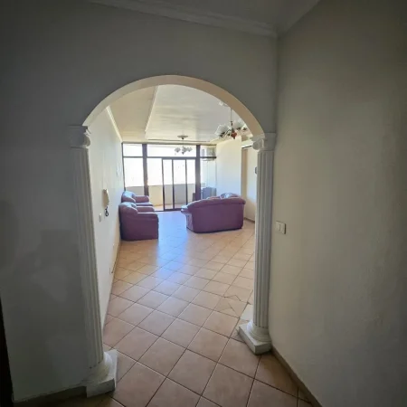 Tirane, jepet me qera apartament 1+1+Ballkon Kati 11, 90 m² 500 € (Rruga e kavajes , perballe Delijorgjit)
