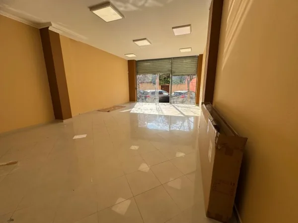 Tirane, jepet me qera ambjent biznesi Kati 0, 600 € (cerciz topulli)
