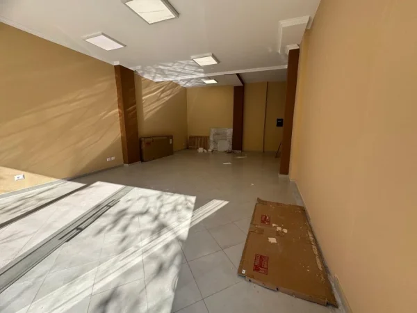 Tirane, jepet me qera ambjent biznesi Kati 0, 600 € (cerciz topulli)