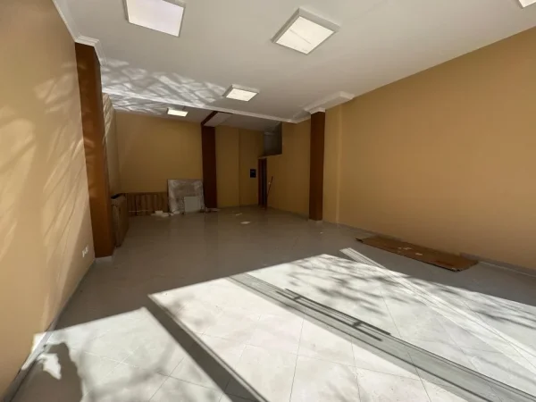 Tirane, jepet me qera ambjent biznesi Kati 0, 600 € (cerciz topulli)