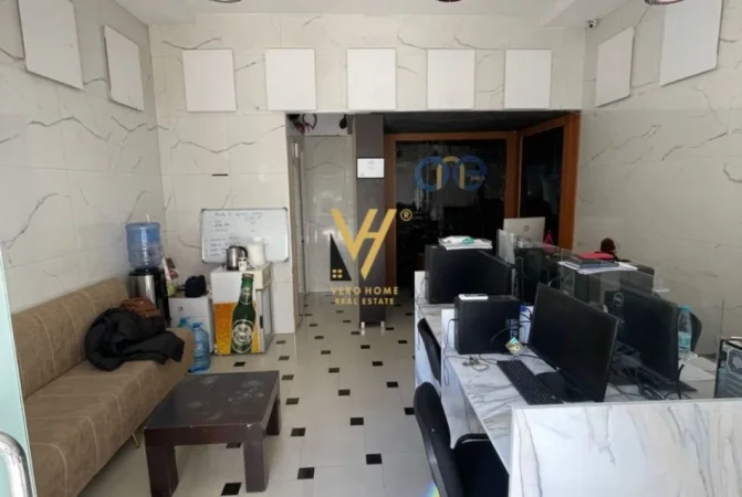 Tirane, shitet dyqan Kati 0, 32 m² 70.000 € (ASTIR)