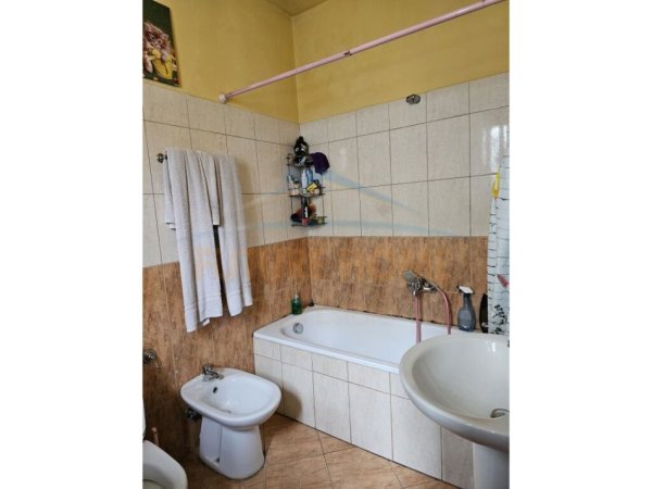 Tirane, SHITET ose Jepet me Qera garsoniere, Kati 1, 50 m²  (Rruga Siri Kodra)