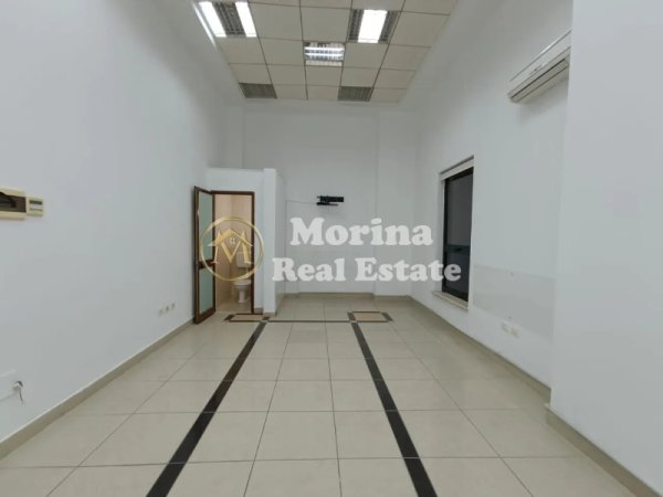 Tirane, jepet me qera ambjent biznesi Kati 2, 40 m² 400 € (Rruga e Barrikadave)