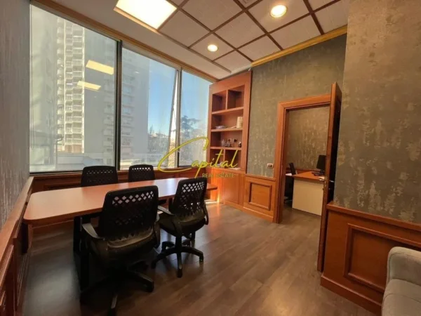 Tirane, jepet me qera zyre Kati 2, 25 m² 600 € (BULEVARDI DESHMORET E KOMBIT)