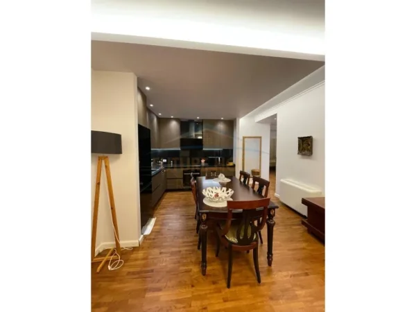 Tirane, shes 2+1+Ballkon Kati 2, 116 m² 250.000 € (Rruga Peti)