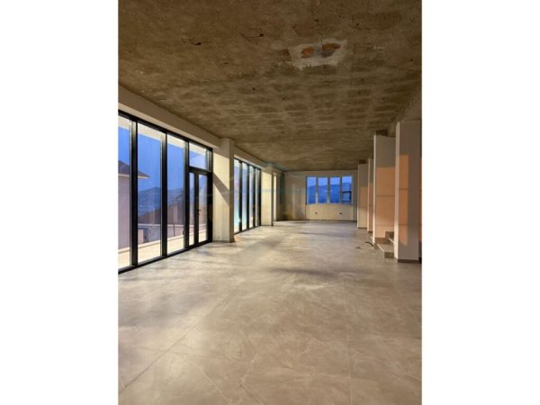 Tirane, jepet me qera Vile Kati 0, 750 m² 6.000 € (SAUK)