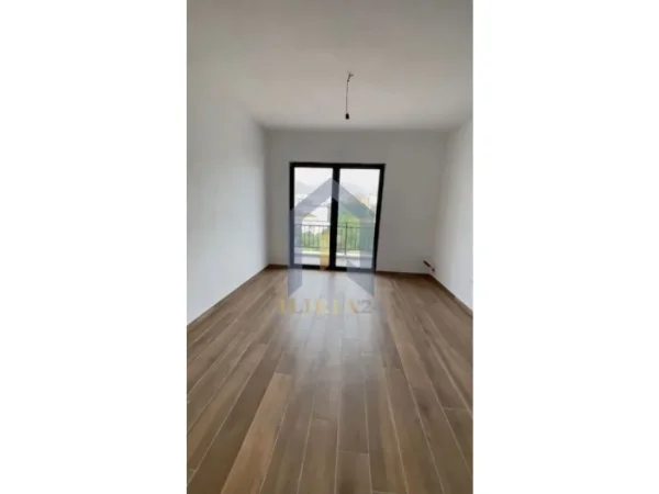 Ambient zyre / Apartament 2+1 me qira "Farmacia nr.10"