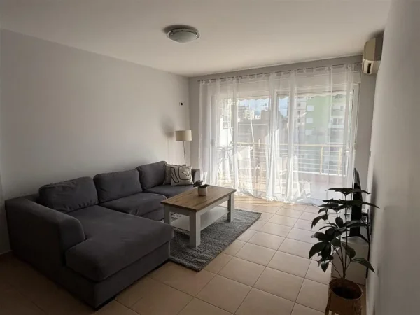 Tirane, jap me qera apartament 1+1+Ballkon Kati 6, 80 m² 730 € (Bllok)