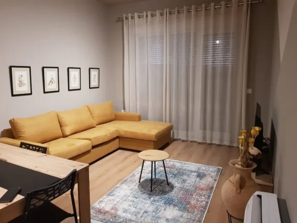 Tirane, jap me qera apartament 2+1+Ballkon Kati 5, 100 m² (21 Dhjetori, Kompleksi Kontakt) 70.000 Leke