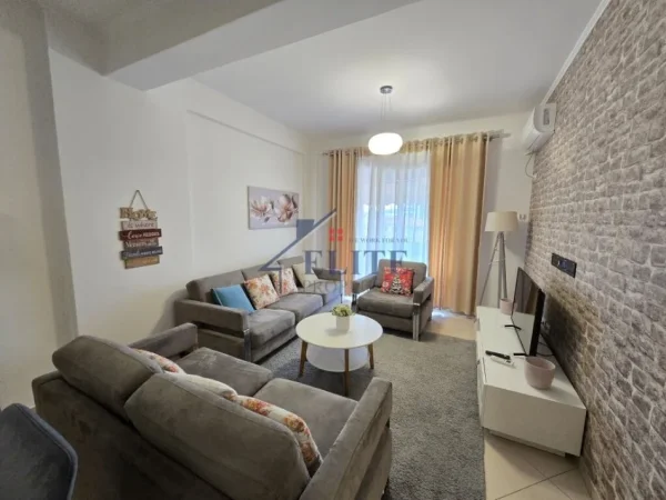 Tirane, jepet me qera apartament 2+1+Ballkon Kati 3, 100 m² 600 € (Tirana Golden Park)