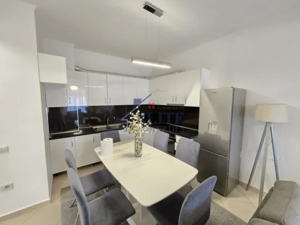 Tirane, jepet me qera apartament 2+1+Ballkon Kati 3, 100 m² 600 € (Tirana Golden Park)