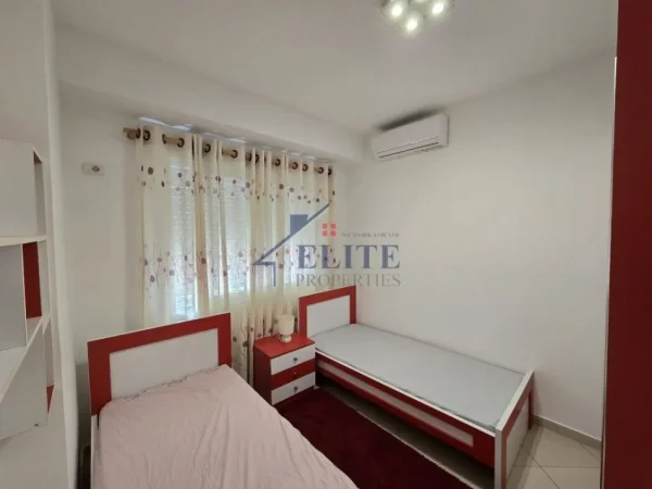 Tirane, jepet me qera apartament 2+1+Ballkon Kati 3, 100 m² 600 € (Tirana Golden Park)