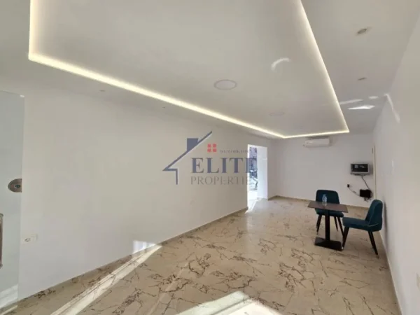 Tirane, jepet me qera dyqan Kati 0, 50 m² 1.300 € (21 Dhjetori)