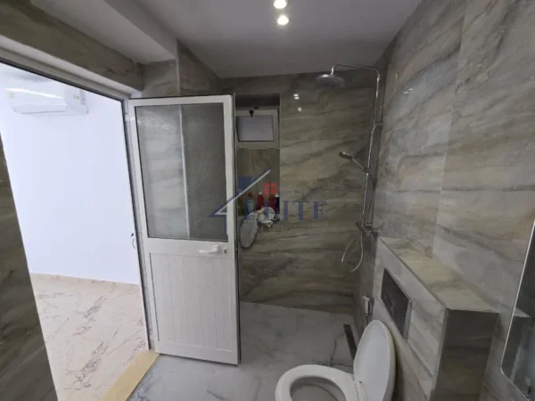 Tirane, jepet me qera dyqan Kati 0, 50 m² 1.300 € (21 Dhjetori)