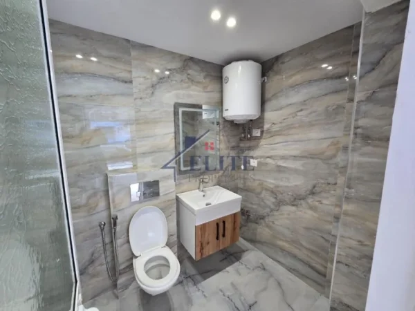 Tirane, jepet me qera dyqan Kati 0, 50 m² 1.300 € (21 Dhjetori)