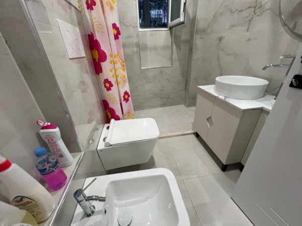 Tirane, jepet me qera apartament 1+1+Ballkon Kati 1, 60 m² 500 € (Ish Parku Autobuzave)