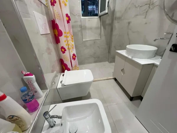 Tirane, jepet me qera apartament 1+1+Ballkon Kati 1, 60 m² 500 € (Ish Parku Autobuzave)