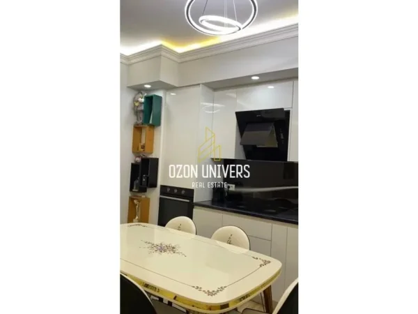 Tirane, shitet 3+1 Kati 5, 140 m² 260.000 € (Unaza E re)