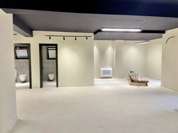 Tirane, jepet me qera zyre Kati 8, 145 m² 689.000.740 € (qender)