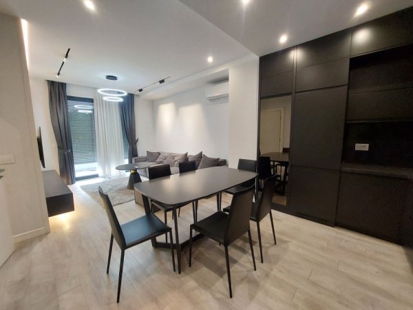 Tirane, jepet me qera apartament 2+1+Ballkon Kati 5, 100 m² 800 € (Xhanfize Keko)