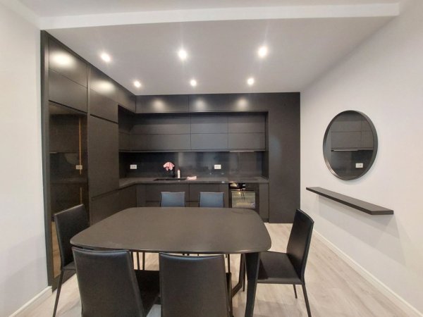 Tirane, jepet me qera apartament 2+1+Ballkon Kati 5, 100 m² 800 € (Xhanfize Keko)