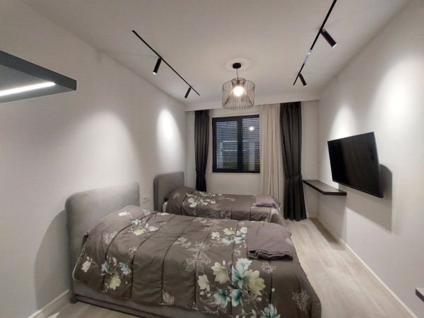 Tirane, jepet me qera apartament 2+1+Ballkon Kati 5, 100 m² 800 € (Xhanfize Keko)