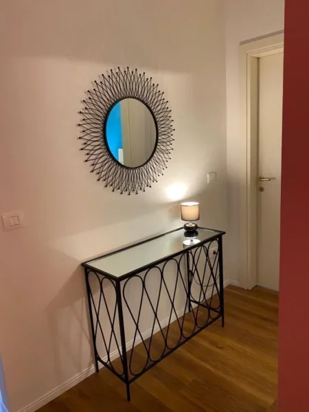 Tirane, jepet me qera apartament 1+1 Kati 2, 77 m² 800 € (RRUGA KAVAJES)