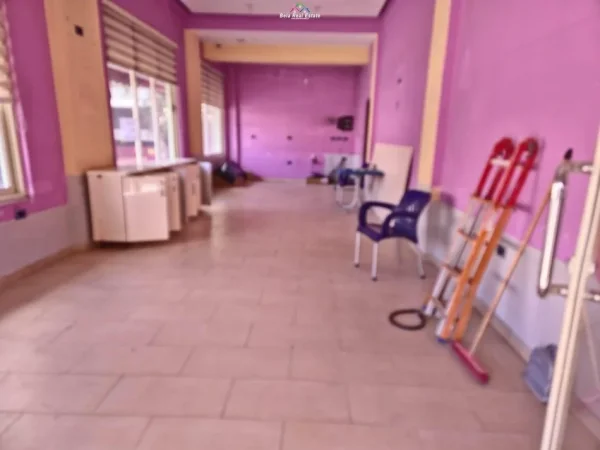 Tirane, shes dyqan Kati 1, 53 m² (tregu elektrik)